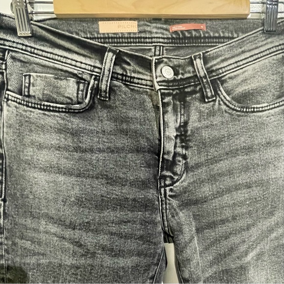 Anthropologie Pilcro black acid wash jeans w/ distress knees. Like new Sz 26 EUC - Picture 2 of 5